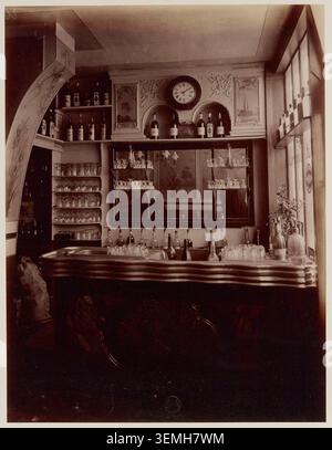 Ein Weinhändler arbeitet 1910 in der Rue Boyer 21 in Paris, aufgenommen auf einem Foto von Eugène Atget, das ein kommerzielles Innenleben und den Weineinzelhandel in der Stadt dokumentiert. Stockfoto