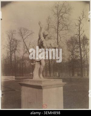 Die von Apollo verfolgte Statue Daphne, die Coustou erschaffen hat, steht im Tuileriengarten in Paris auf einem Foto, das eine Skulptur aus dem 18. Jahrhundert dokumentiert, die mit der griechischen Mythologie in Verbindung gebracht wird. Stockfoto