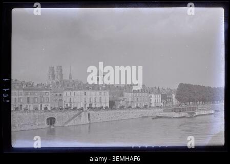 Das Äußere der Kathedrale Sainte-Croix in Orléans wird 1932 von einem allgemeinen Blickwinkel aus auf einem monochromen Pressefoto von Marcel Maillard gesehen. Stockfoto