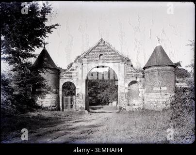 Ein einfarbiges Foto von Marcel Maillard dokumentiert das monumentale Tor der Plein-Bosc Farm in Etoutteville im Jahr 1937. Das Bild dokumentiert den Haupteingang des landwirtschaftlichen Grundstücks und dessen architektonische Konstruktion. Stockfoto