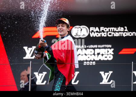 Andrea Kimi Antonelli (Mercedes-AMG Petronas F1 Team, Italien, #12) feiert auf dem Podium während der Preisverleihung zum Sieg und sprüht Champagner, MCO, Formel-1-Weltmeisterschaft, Grand Prix von Monaco, Monte Carlo, Rennen, Saison 2026, 07.06.2026 Stockfoto