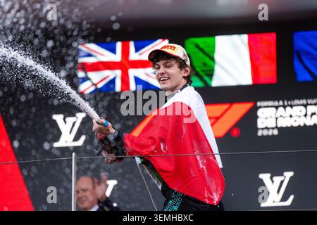 Andrea Kimi Antonelli (Mercedes-AMG Petronas F1 Team, Italien, #12) feiert auf dem Podium während der Preisverleihung zum Sieg und sprüht Champagner, MCO, Formel-1-Weltmeisterschaft, Grand Prix von Monaco, Monte Carlo, Rennen, Saison 2026, 07.06.2026 Stockfoto