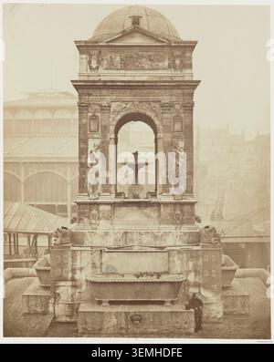Die Südwand der La Fontaine des Innocents in Paris ist 1855 in einem Archivfoto von Charles Marville dokumentiert, das die Stadtlandschaften und die Brunnenarchitektur aus dem 19. Jahrhundert dokumentiert. Stockfoto