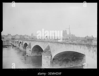 Orléans erstreckt sich über die Landschaft in einem 1917 aufgezeichneten Panoramablick aus der Luft. Das Pressefoto dokumentiert die Stadt im Département Loiret von oben während des Ersten Weltkriegs. Stockfoto