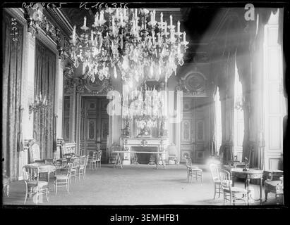 Die Salons, die für die Friedenskonferenz im Quai d’Orsay in Paris genutzt wurden, sind auf einem Pressefoto von 1919 aufgezeichnet. Die Innenräume des französischen Außenministeriums dienen als Schauplatz für diplomatische Nachkriegsgespräche und Friedensverhandlungen. Stockfoto