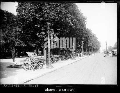 Kanonen, die von deutschen Truppen gefangen genommen wurden, sind auf der Avenue des Champs-Elysées in Paris auf einem Pressefoto von Agence Rol aus dem Jahr 1919 ausgestellt. Die Ausstellung zeigt feindliche militärische Ausrüstung aus der Zeit nach dem Ersten Weltkrieg. Stockfoto