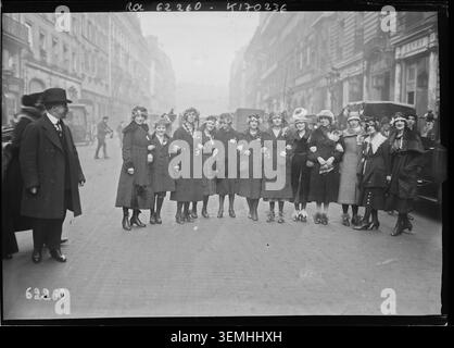 Am 25. November 1920 ziehen Sainte-Catherine-Katharinetten in traditioneller Kleidung und festlicher Hüte durch die Straßen von Paris und feiern mit Kollegen und Kollegen den jährlichen Festtag im Stadtteil Vaugirard. Stockfoto