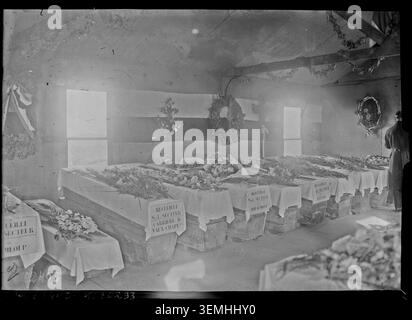 Das Innere des Douaumont Ossuary bei Verdun ist auf diesem Pressefoto von Agence Rol aus dem Jahr 1920 aufgezeichnet. Architektonische Merkmale des Gedenkraums erscheinen in einer Gedenkstätte in Maas, Frankreich. Stockfoto
