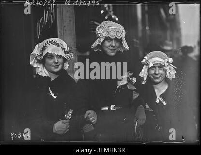 Am 25. November 1921 gehen Sainte-Catherine-Katharinetten in Zierhüten und traditioneller Kleidung durch die Straßen von Paris und feiern den Festtag mit Kollegen und Freunden in einem festlichen urbanen Ambiente. Stockfoto