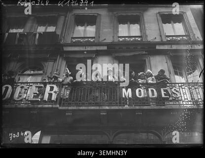 Am 25. November 1921 versammeln sich die Katharinetten der Sainte-Katharina während des Festtags auf einem Balkon in Paris, tragen festliche Kleidung und nehmen an der traditionellen Feier teil, die von den lokalen Gemeinden organisiert wird. Stockfoto