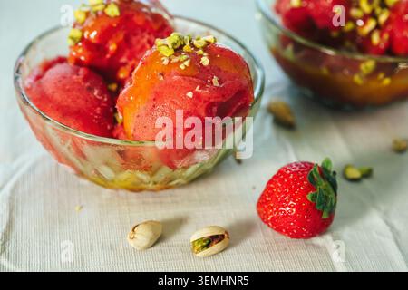 Hausgemachtes Erdbeersorbet in Glasschale Stockfoto