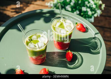 Zwei Gläser Erdbeere Matcha Latte im Freien Stockfoto