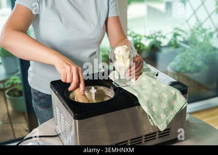 Hausgemachtes Eis in der Eismaschine herstellen Stockfoto
