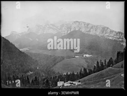 Die Grande Chartreuse wurde 1922 von Agence Rol von Malamille auf der Route des Alpes von Grenoble nach Aix-les-Bains fotografiert, wobei sie einen Fernblick auf das Kloster und die umliegende Landschaft des Chartreuse-Massivs aufnahm. Stockfoto