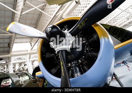 Nahaufnahme eines Radialmotors und Propellers eines Oldtimer-Flugzeugs aus dem Zweiten Weltkrieg, ausgestellt in einem Museumshangar in Duxford Stockfoto