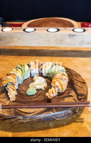 Gourmet Red Dragon Roll Sushi mit Thunfisch, Garnelentempura und Avocado auf Holzhintergrund. Stockfoto