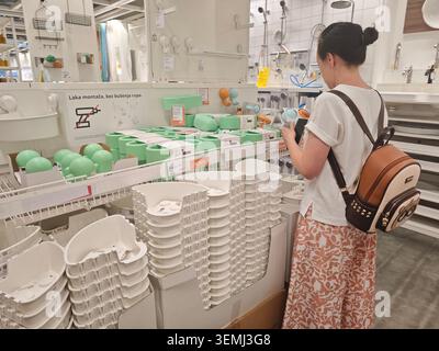 Serbien Belgrad Ikea 03.06.2026 Badezimmerzubehör Shopper Browsing Display Stockfoto