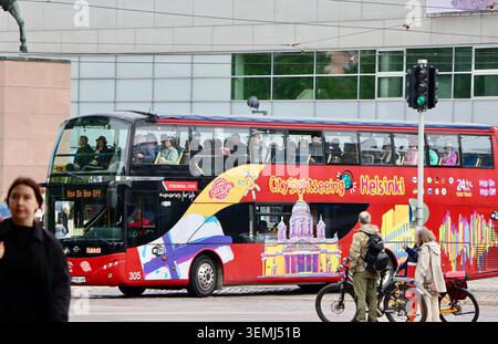Helsinki Hop-on-Hop-off-Sightseeing-Bus mit Touristen im Zentrum von Helsinki, Finnland, Mai 2026 Stockfoto
