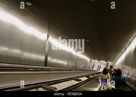 Die Rolltreppe zur U-Bahn-Station im Zentrum von Helsinki, Finnland, Mai 2026 Stockfoto
