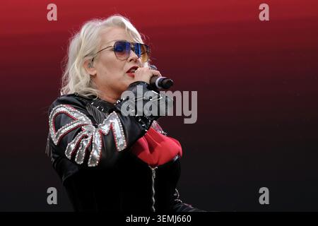 Southampton, Großbritannien. Juni 2026. Die britische Sängerin, Songwriterin, dj und Schauspieler Kim Wilde tritt live auf der Bühne des Let's Rock Festivals im St Mary's Stadium auf. Kim ist vor allem für die 80er-Charts Kids in America, Water on Glass und Chequered Love bekannt. Wilde hält den Rekord als meistkartierte britische Sologruppe der 1980er Jahre, mit siebzehn britischen Top-40-Hits Credit: SOPA Images Limited/Alamy Live News Stockfoto