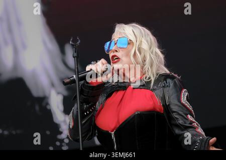 Southampton, Großbritannien. Juni 2026. Die britische Sängerin, Songwriterin, dj und Schauspieler Kim Wilde tritt live auf der Bühne des Let's Rock Festivals im St Mary's Stadium auf. Kim ist vor allem für die 80er-Charts Kids in America, Water on Glass und Chequered Love bekannt. Wilde hält den Rekord als meistkartierte britische Sologruppe der 1980er Jahre, mit siebzehn britischen Top-40-Hits Credit: SOPA Images Limited/Alamy Live News Stockfoto