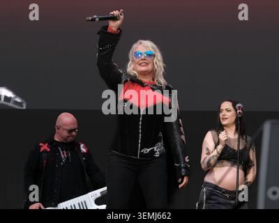 Southampton, Großbritannien. Juni 2026. (L-R) Gitarrist Ricky Wilde, Singer Songwriter Kim Wilde und Back-up-Sänger Scarlett Wilde treten live auf der Bühne des Let's Rock Festivals im St Mary's Stadium auf. Kim ist vor allem für die 80er-Charts Kids in America, Water on Glass und Chequered Love bekannt. Wilde hält den Rekord als meistkartierte britische Sologruppe der 1980er Jahre, mit siebzehn britischen Top-40-Hits Credit: SOPA Images Limited/Alamy Live News Stockfoto