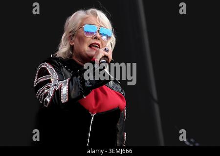 Southampton, Großbritannien. Juni 2026. Die britische Sängerin, Songwriterin, dj und Schauspieler Kim Wilde tritt live auf der Bühne des Let's Rock Festivals im St Mary's Stadium auf. Kim ist vor allem für die 80er-Charts Kids in America, Water on Glass und Chequered Love bekannt. Wilde hält den Rekord als meistkartierte britische Sologruppe der 1980er Jahre, mit siebzehn britischen Top-40-Hits Credit: SOPA Images Limited/Alamy Live News Stockfoto
