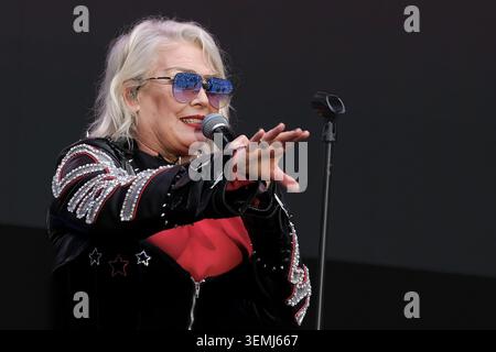 Southampton, Großbritannien. Juni 2026. Die britische Sängerin, Songwriterin, dj und Schauspieler Kim Wilde tritt live auf der Bühne des Let's Rock Festivals im St Mary's Stadium auf. Kim ist vor allem für die 80er-Charts Kids in America, Water on Glass und Chequered Love bekannt. Wilde hält den Rekord als meistkartierte britische Sologruppe der 1980er Jahre, mit siebzehn britischen Top-40-Hits Credit: SOPA Images Limited/Alamy Live News Stockfoto