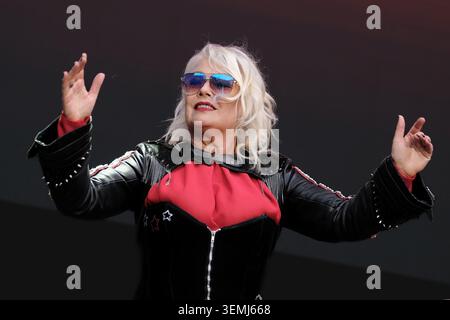 Southampton, Großbritannien. Juni 2026. Die britische Sängerin, Songwriterin, dj und Schauspieler Kim Wilde tritt live auf der Bühne des Let's Rock Festivals im St Mary's Stadium auf. Kim ist vor allem für die 80er-Charts Kids in America, Water on Glass und Chequered Love bekannt. Wilde hält den Rekord als meistkartierte britische Sologruppe der 1980er Jahre, mit siebzehn britischen Top-40-Hits Credit: SOPA Images Limited/Alamy Live News Stockfoto