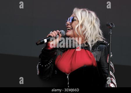Southampton, Großbritannien. Juni 2026. Die britische Sängerin, Songwriterin, dj und Schauspieler Kim Wilde tritt live auf der Bühne des Let's Rock Festivals im St Mary's Stadium auf. Kim ist vor allem für die 80er-Charts Kids in America, Water on Glass und Chequered Love bekannt. Wilde hält den Rekord als meistkartierte britische Sologruppe der 1980er Jahre, mit siebzehn britischen Top-40-Hits Credit: SOPA Images Limited/Alamy Live News Stockfoto