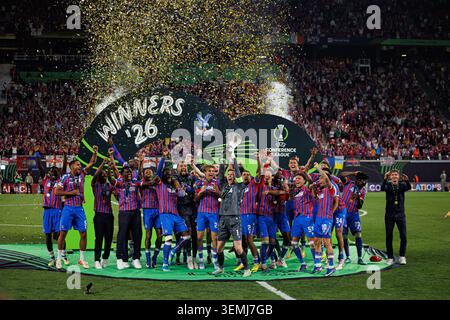 Die Spieler von Crystal Palace feierten im Finale der UEFA Conference League 2026 zwischen den Teams von Crystal Palace FC und Rayo Vall mit Trophäe Stockfoto