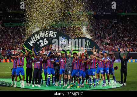 Die Spieler von Crystal Palace feierten im Finale der UEFA Conference League 2026 zwischen den Teams von Crystal Palace FC und Rayo Vall mit Trophäe Stockfoto