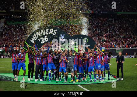 Die Spieler von Crystal Palace feierten im Finale der UEFA Conference League 2026 zwischen den Teams von Crystal Palace FC und Rayo Vall mit Trophäe Stockfoto