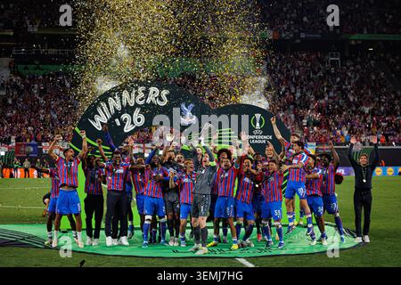 Die Spieler von Crystal Palace feierten im Finale der UEFA Conference League 2026 zwischen den Teams von Crystal Palace FC und Rayo Vall mit Trophäe Stockfoto