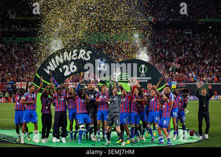 Die Spieler von Crystal Palace feierten im Finale der UEFA Conference League 2026 zwischen den Teams von Crystal Palace FC und Rayo Vall mit Trophäe Stockfoto