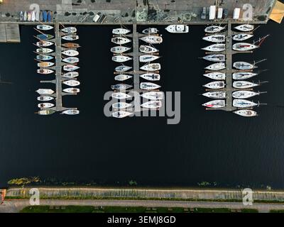 Blick von oben nach unten auf Yachten und Segelboote, die im Hafen von Pirita in Tallinn vor Anker liegen Stockfoto