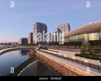 Serbien Belgrad 07.06.2026 Modern Waterfront Skyline Dusk Calm Urban Stockfoto