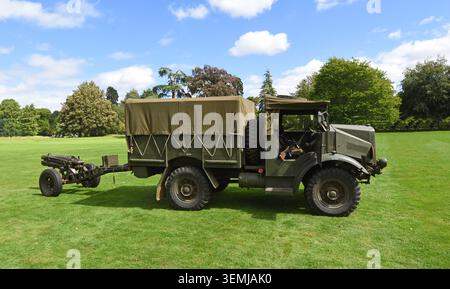 Der klassische 1944er Morris-kommerzielle Truck schleppt ein Feldgewehr aus dem Zweiten Weltkrieg Stockfoto