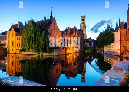 Historische Rozenhoedkaai Dämmerung Reflexion Brügge Belgien Stockfoto