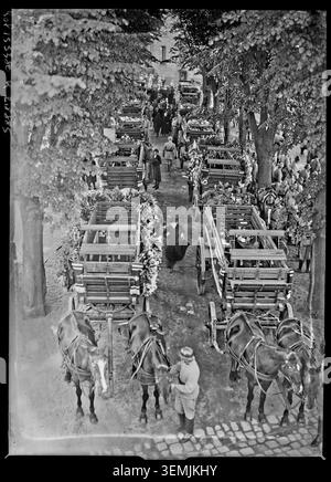 Agence Rol fotografierte bei der Beerdigung von 79 Opfern des Schiffswracks Saint-Philibert in Nantes am 18. Juni 1931 mit Pferden gezogene Leichenwagen mit Särgen im Innenhof des Schlosses der Herzöge der Bretagne. Auf dem Pressefoto sind die Beerdigungszeremonie und Fahrzeuge unter Bäumen aufgezeichnet. Stockfoto