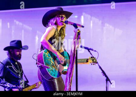 Nashville, USA. Juni 2026. Lainey Wilson tritt am 6. Juni 2026 in der dritten Nacht des CMA fest im Nissan Stadium in Nashville, Tennessee auf. (Foto: Kindell Buchanan/SIPA USA) Credit: SIPA USA/Alamy Live News Stockfoto