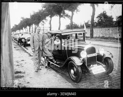 Agence Rol fotografierte Dr. Andrieux auf einem Citroën C4 während der Rallye Paris-Juan-les-Pins, die am 4. September 1931 von Orly aus abfuhr und das Ereignis in Schwarzweiß aufzeichnete. Stockfoto