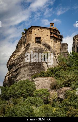 Kloster St. Nikolaus Anapausas, hoch oben auf den Felsformationen bei Meteoram Griechenland Stockfoto