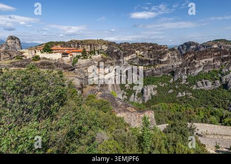 Kloster Varlaam und Kloster der Heiligen Dreifaltigkeit, hoch oben auf den Felsformationen von Meteora, Griechenland Stockfoto