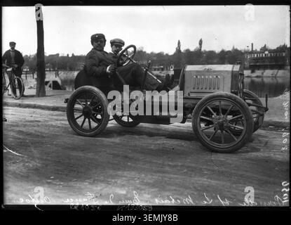 Pernette und Le Metais treten auf Le Metais während des Tour de France Autocycle vom 11. Bis 17. Mai 1908 an. Das Pressefoto zeigt Fahrer und Fahrzeuge, die an der Rennveranstaltung in Frankreich teilnehmen. Stockfoto