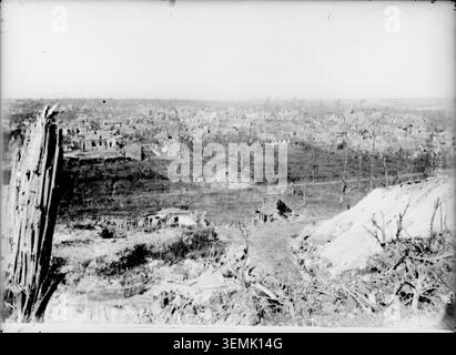 Die Ruinen eines Dachgeschosses in Combles, Somme, dokumentieren die Zerstörungen, die während der Schlacht an der Somme 1916 angerichtet wurden, und verdeutlichen die Auswirkungen militärischer Operationen auf die lokale Architektur in Frankreich. Stockfoto