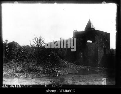 Die Château de Ham in der Somme wurde 1917 in einem Pressefoto aufgenommen. Die Ansicht dokumentiert eine historische Burg in Frankreich während des Ersten Weltkriegs und bewahrt das Erscheinungsbild des Wahrzeichens im Kriegskontext. Stockfoto