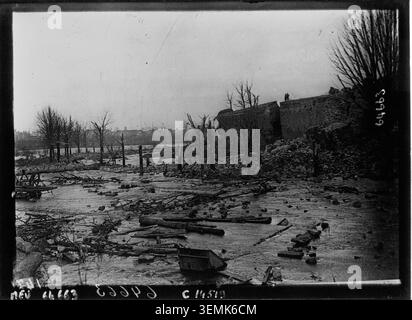 Die Château de Ham in Somme, Frankreich, erscheint 1917 während des Ersten Weltkriegs, aufgenommen auf einem Pressefoto von Agence Meurisse. Stockfoto