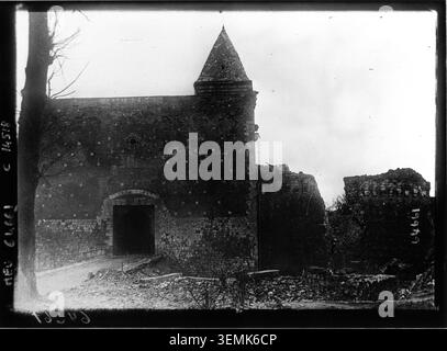 Das Schloss von Ham steht im französischen Département Somme auf diesem Pressefoto von 1917. Die Aussicht dokumentiert die historische Festung während des Ersten Weltkriegs und dokumentiert ein bemerkenswertes architektonisches Wahrzeichen innerhalb der Kriegslandschaft. Stockfoto