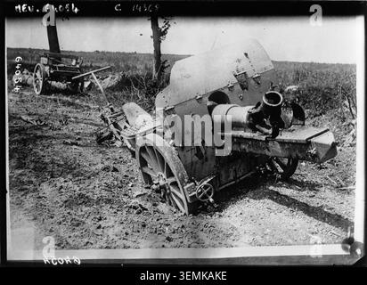 Eine verlassene deutsche 105-Kanone wurde 1917 durch eine Explosion zerstört. Das Pressefoto dokumentiert die Waffen- und Schlachtfeldbedingungen des Ersten Weltkriegs in Nordfrankreich während des Konflikts. Stockfoto
